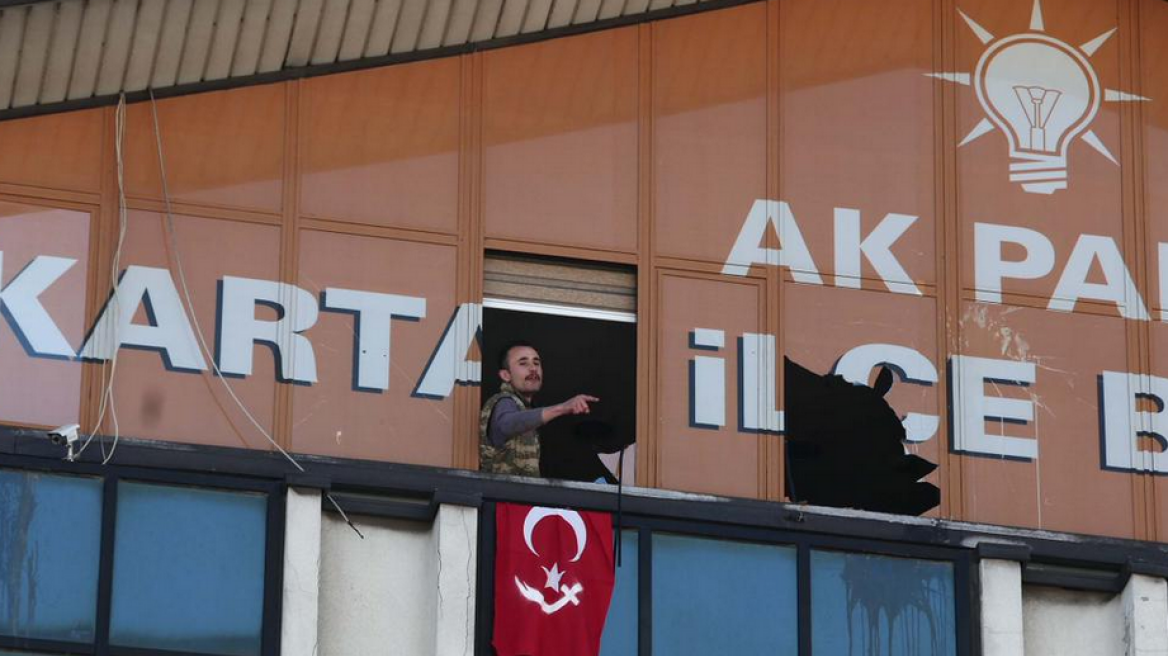 Συνελήφθησαν οι ένοπλοι που εισέβαλαν σε γραφείο του AKP στην Κωνσταντινούπολη 